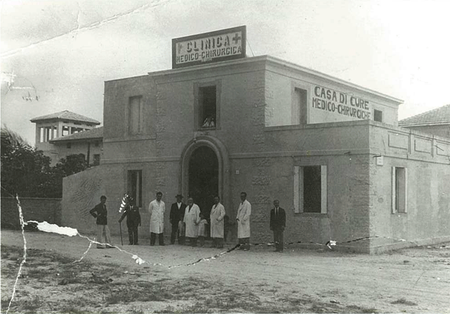 Foto del 1936 della Clinica De Caro ricevuta, circa trent'anni fa, dal compianto amico Mario De Caro, figlio del prof. Benedetto